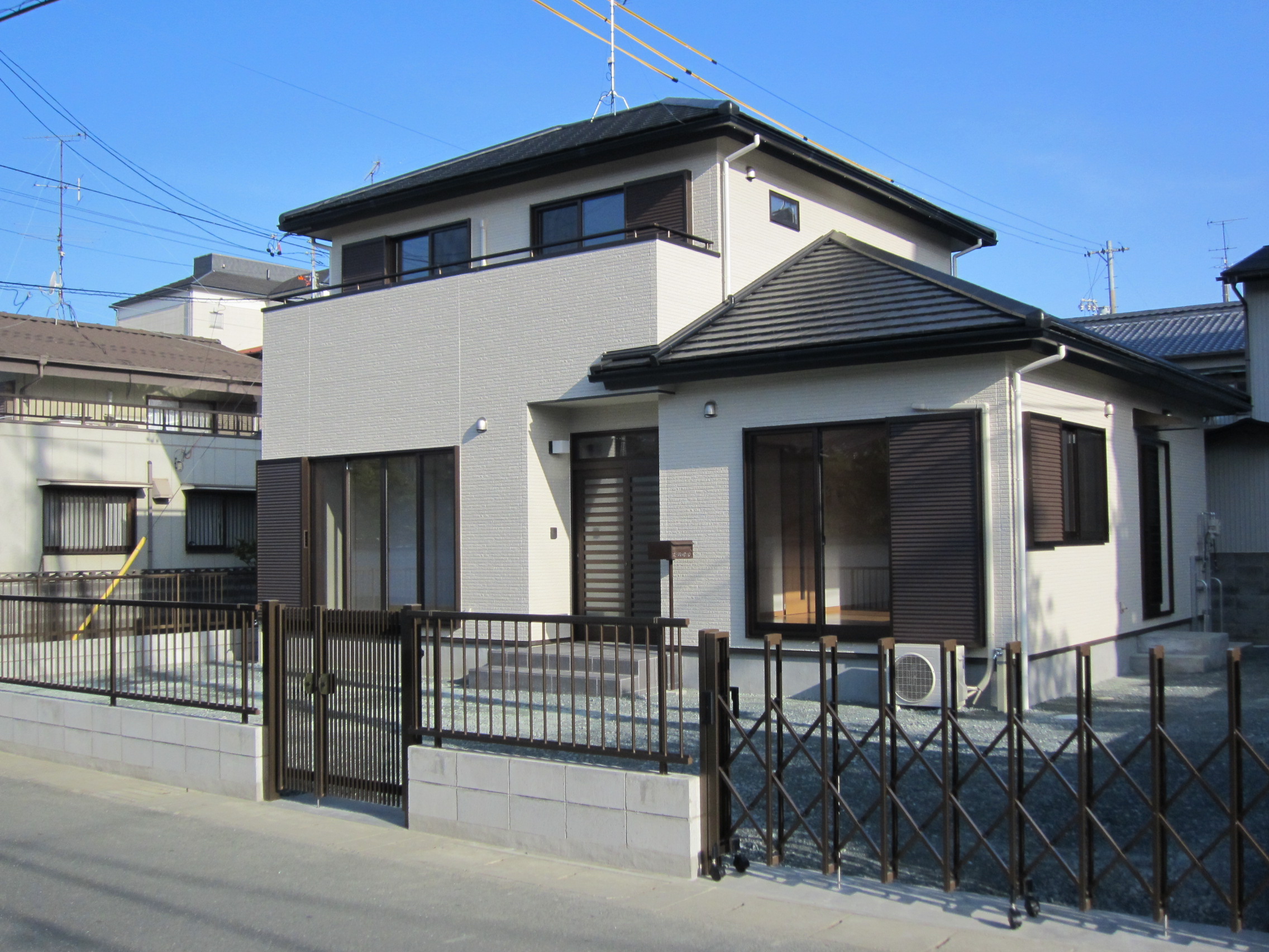 寄棟屋根の2階建て住宅