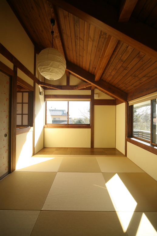 畳敷きの和室　壁は珪藻土クロス、天井は赤松羽目板貼りです。 