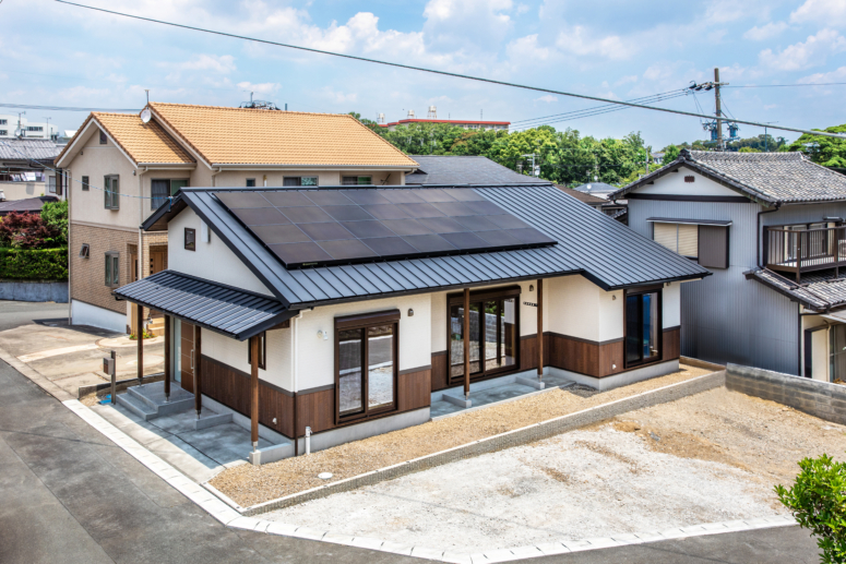 太陽光パネル積載の平屋外観