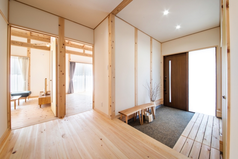浜松市の平屋　広い洗い出し土間とホールとシューズクロークがある玄関