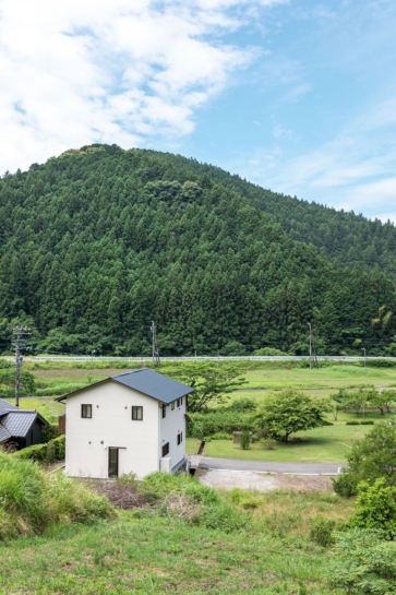 豊かな自然の中に建つ戸建て住宅