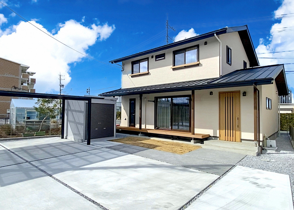 窓や玄関の配置など、外観デザインにもこだわって建築された二階建ての注文住宅