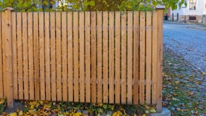 プライバシーを守る木の塀